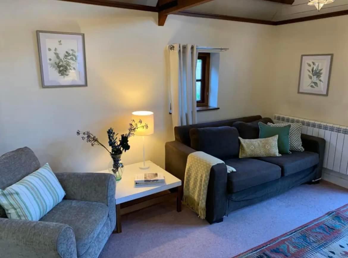 Garden Lodge: living room